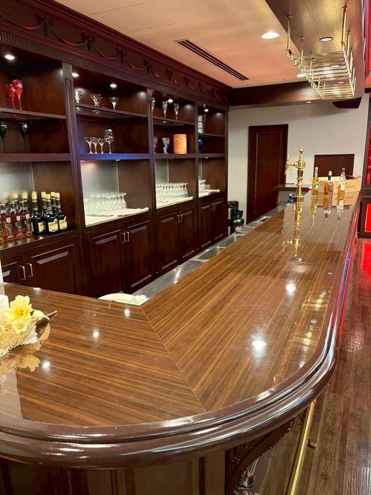 ミューズバー内のバーカウンター。待ち時間の30分に素敵な時間が過ごせるのは魅力的だと思いました。