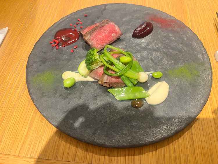 試食　緑と白のメイン料理