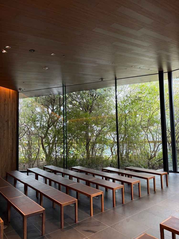 こちらは挙式会場の写真です。木目調のチャペルで、外にも緑があり、全体的にシックで素敵でした。