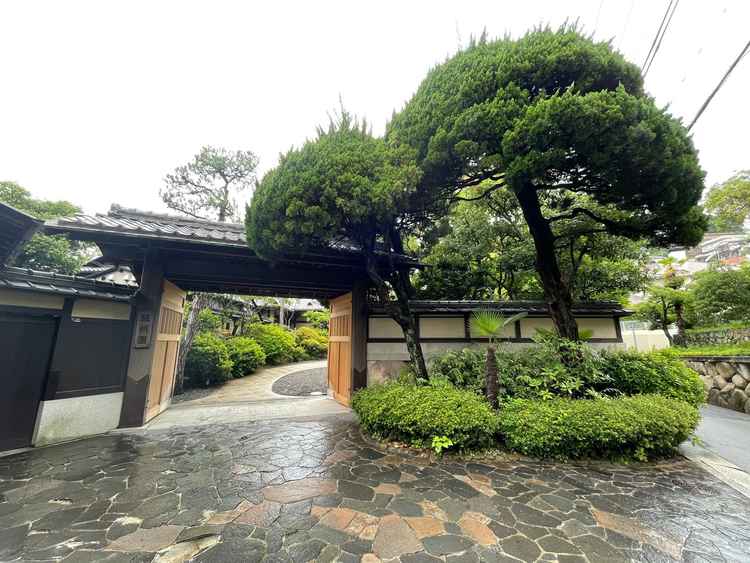 入り口の門の写真。和の雰囲気と、歴史を感じられる。