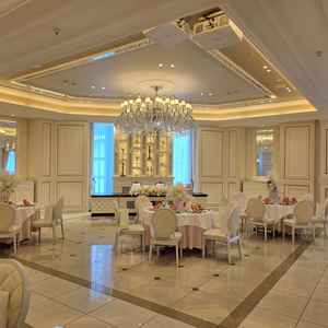 白を基調とした、好みに合わせてコーディネートできるシンプルなカラーリングの披露宴会場。