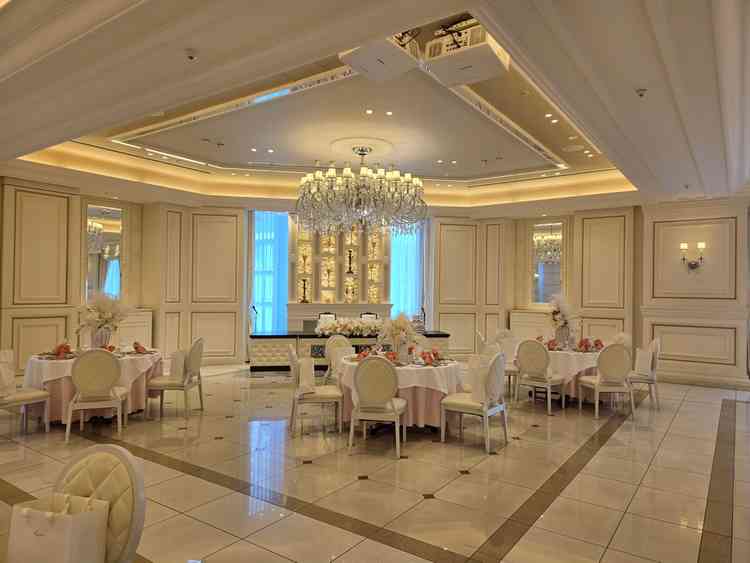 白を基調とした、好みに合わせてコーディネートできるシンプルなカラーリングの披露宴会場。