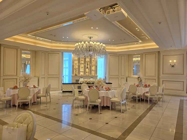 白を基調とした、好みに合わせてコーディネートできるシンプルなカラーリングの披露宴会場。