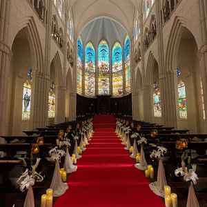 赤い絨毯と大きなステンドグラスが想像以上に煌びやかで、天井もとても高かったです。