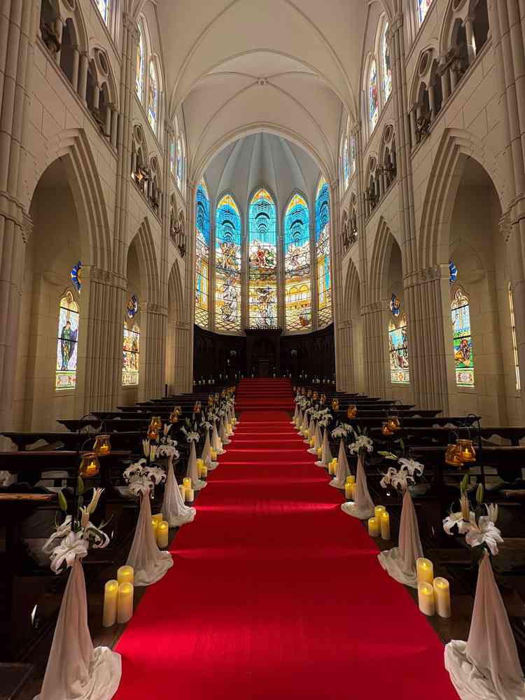 赤い絨毯と大きなステンドグラスが想像以上に煌びやかで、天井もとても高かったです。