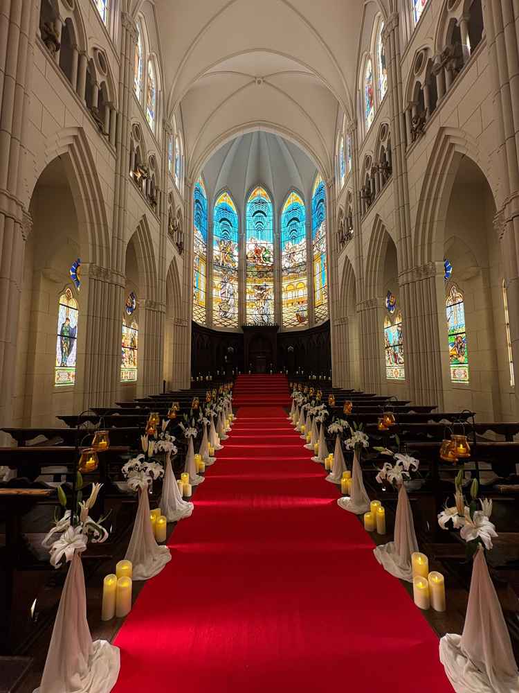 赤い絨毯と大きなステンドグラスが想像以上に煌びやかで、天井もとても高かったです。