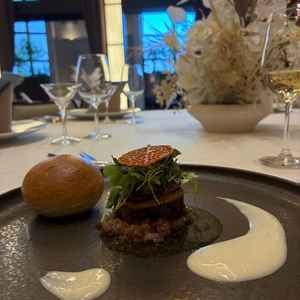 頂いたお肉料理です。分厚いのに柔らかく、ソースがとても美味しかったです。盛り付けも綺麗シ優しい人です