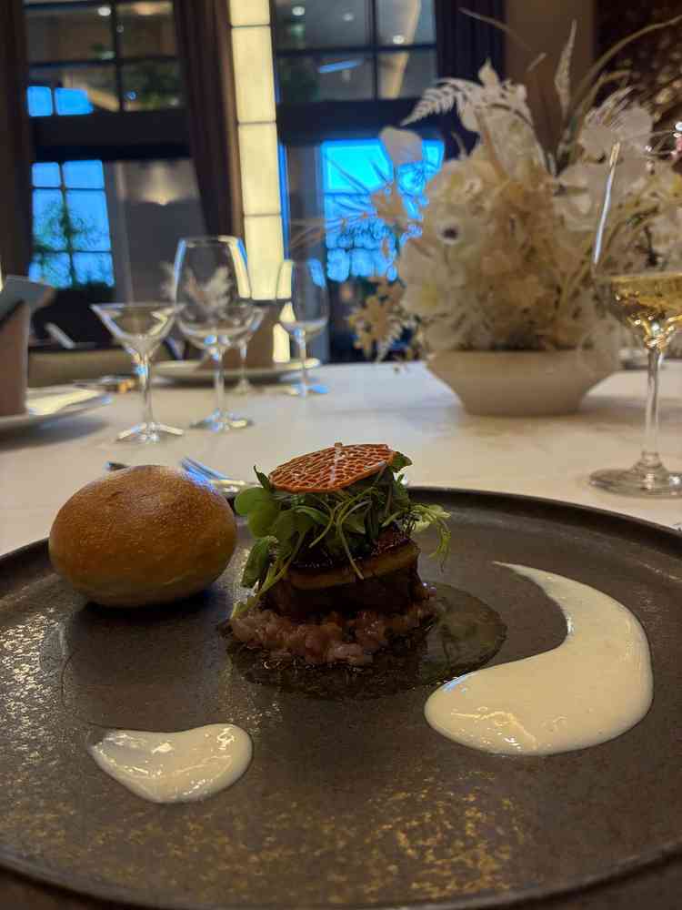 頂いたお肉料理です。分厚いのに柔らかく、ソースがとても美味しかったです。盛り付けも綺麗シ優しい人です