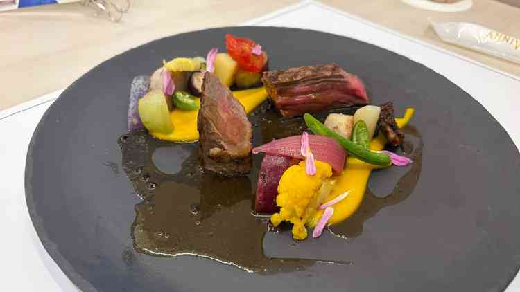 メイン料理の試食です。