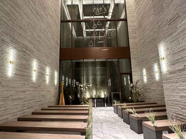 チャペルはこじんまりとしていますが天井が高いため広く感じました。ドレスも映えるお洒落な雰囲気でした。