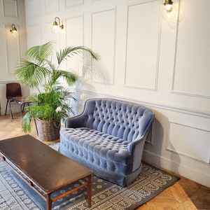 新郎新婦の席。写真はシンプルですが、壁から装飾を作りこむことができるそう。こだわりたい人にピッタリ。