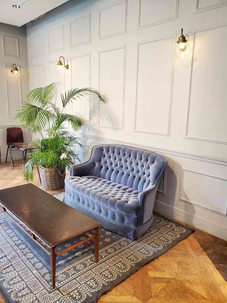 新郎新婦の席。写真はシンプルですが、壁から装飾を作りこむことができるそう。こだわりたい人にピッタリ。