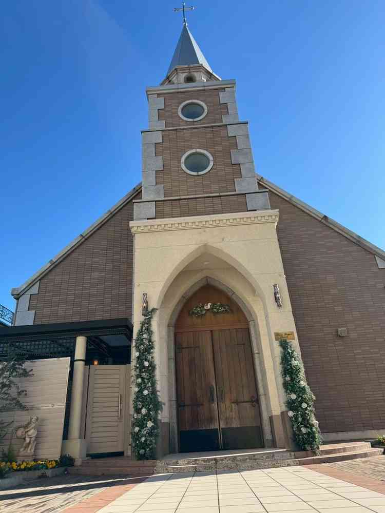 屋上のチャペル。都内でありながら青空の下でフラワーシャワーができます。