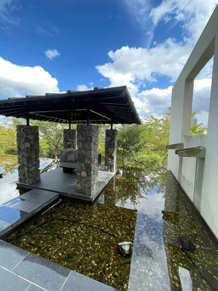 披露宴会場の外スペース。景色もよく空の青や植栽の緑だけでなく水の音からも自然を感じられて素敵でした。