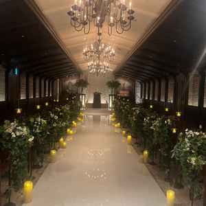 2つ目は、茶色の木目調を基調とした重厚感のあるチャペルでした。