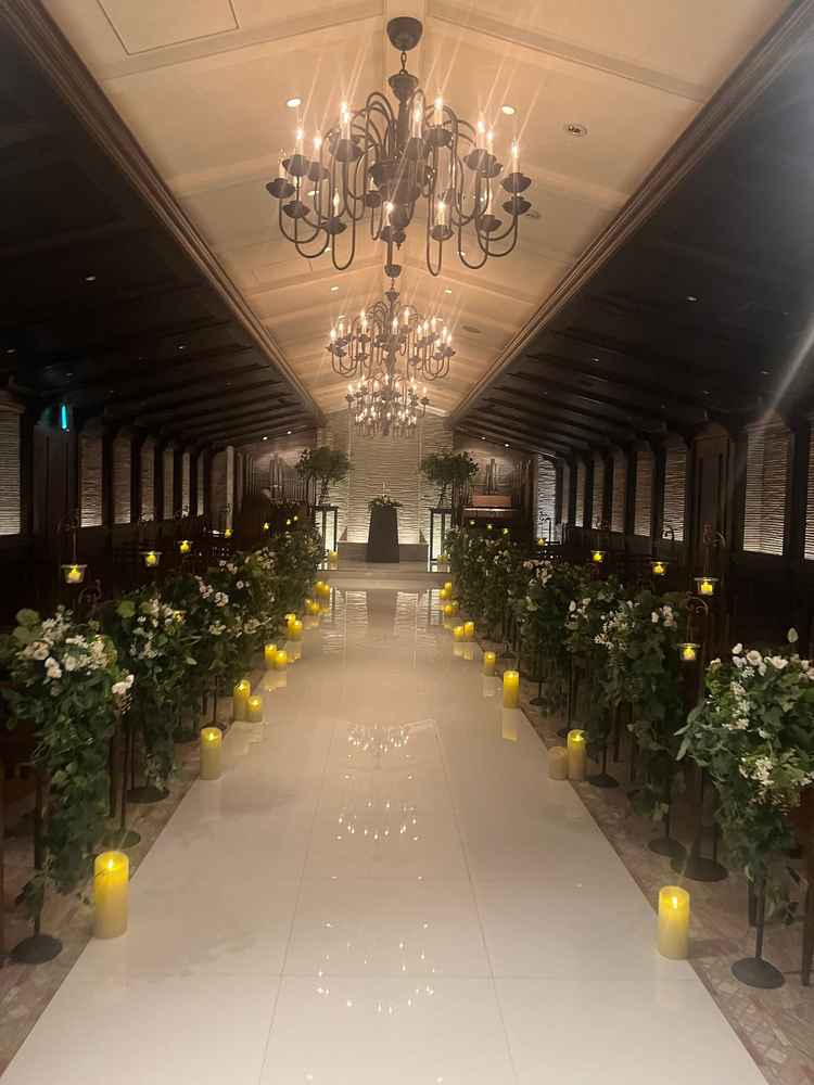 2つ目は、茶色の木目調を基調とした重厚感のあるチャペルでした。