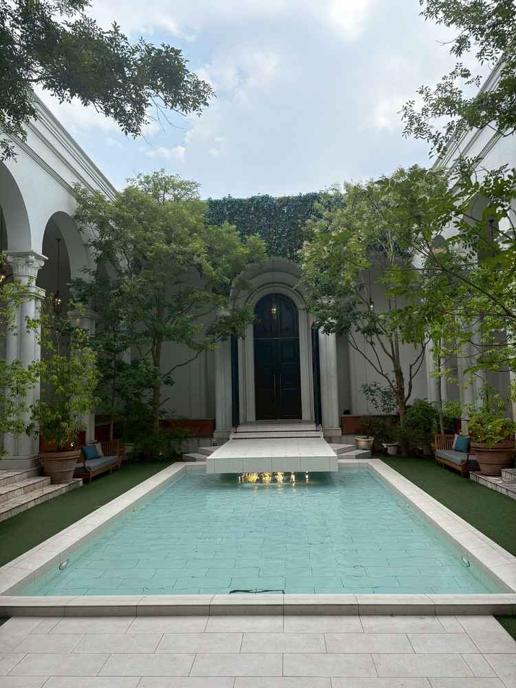 挙式会場の一部。緑のプールと景観が非常に綺麗だった。