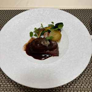 メインの肉料理。お野菜も旬のものを使っていてとても美味しかった。