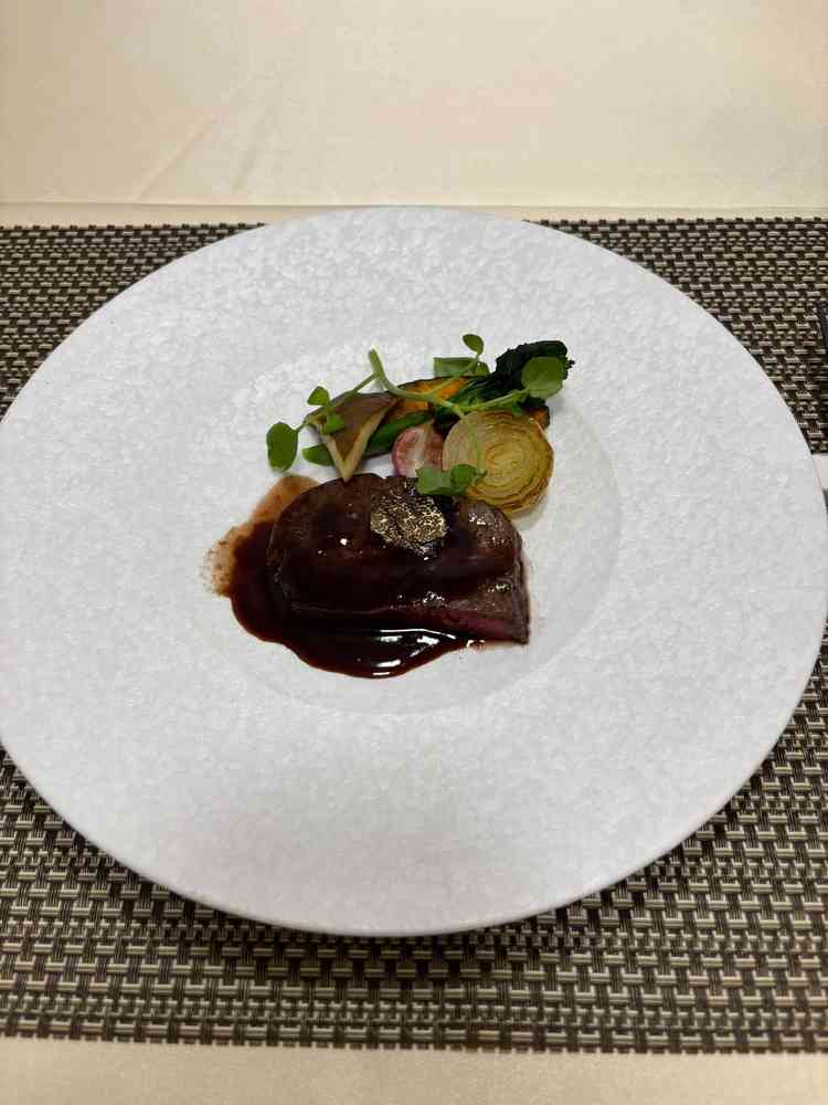 メインの肉料理。お野菜も旬のものを使っていてとても美味しかった。