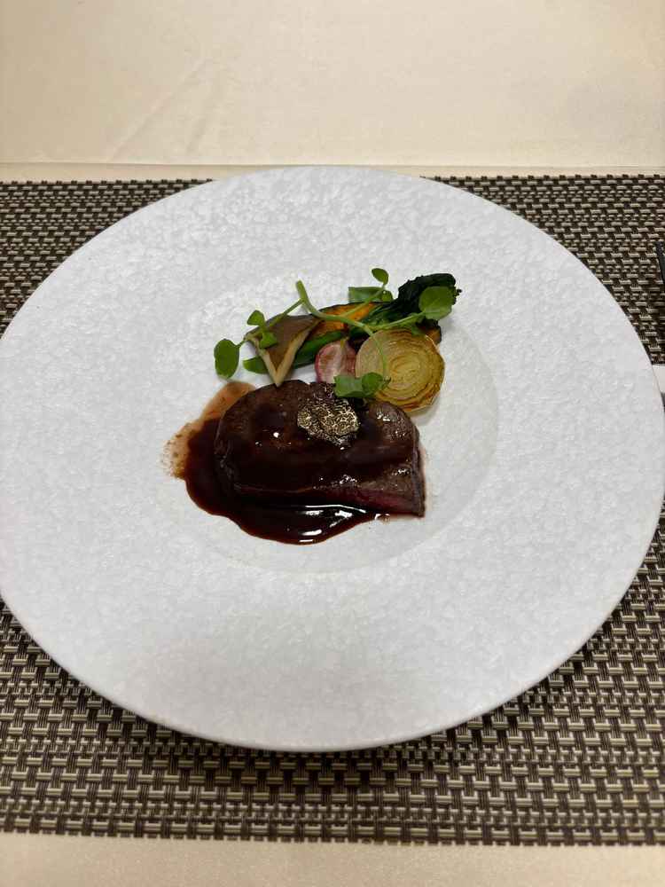 メインの肉料理。お野菜も旬のものを使っていてとても美味しかった。