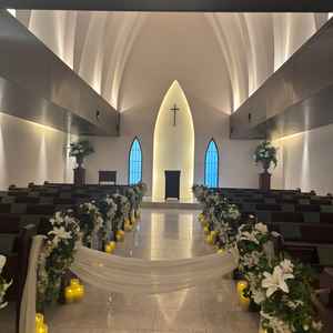 チャペル内部の写真。白と茶色の二色でまとまっており、とても大人っぽく落ち着いた雰囲気でした。