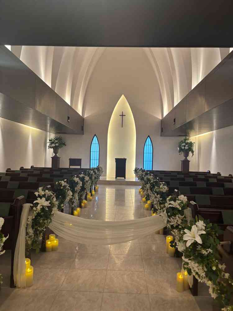 チャペル内部の写真。白と茶色の二色でまとまっており、とても大人っぽく落ち着いた雰囲気でした。