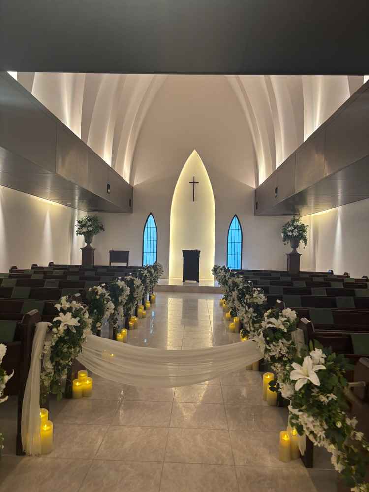 チャペル内部の写真。白と茶色の二色でまとまっており、とても大人っぽく落ち着いた雰囲気でした。