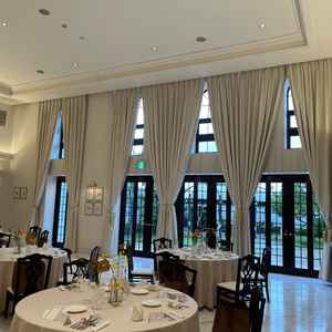 披露宴会場の内装。窓が白黒基調で素敵でした。