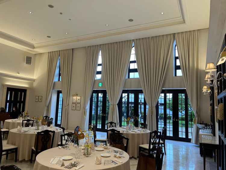 披露宴会場の内装。窓が白黒基調で素敵でした。