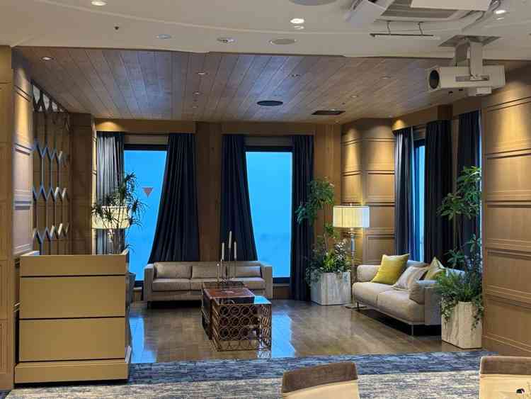 披露宴会場内のソファスペース。円卓とイスだけでなく、会場内にソファで寛げるスペースがあるのが良い。