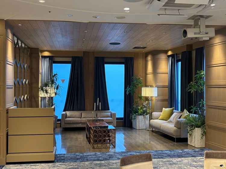 披露宴会場内のソファスペース。円卓とイスだけでなく、会場内にソファで寛げるスペースがあるのが良い。