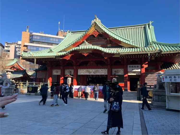 神殿が朱色で白無垢がよく映える素敵な神社だと感じました。神殿内も広く、格式ある雰囲気でした。