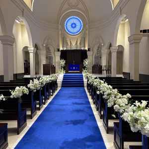 チャペル。天井が高く音が綺麗に響く。青いカーペットがウエディングドレスの白とのコントラストで映える