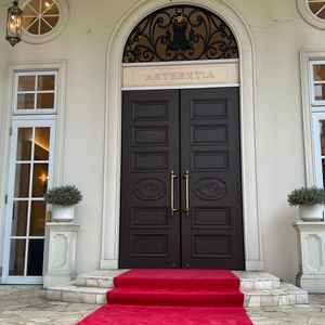 赤い絨毯が素敵な外観