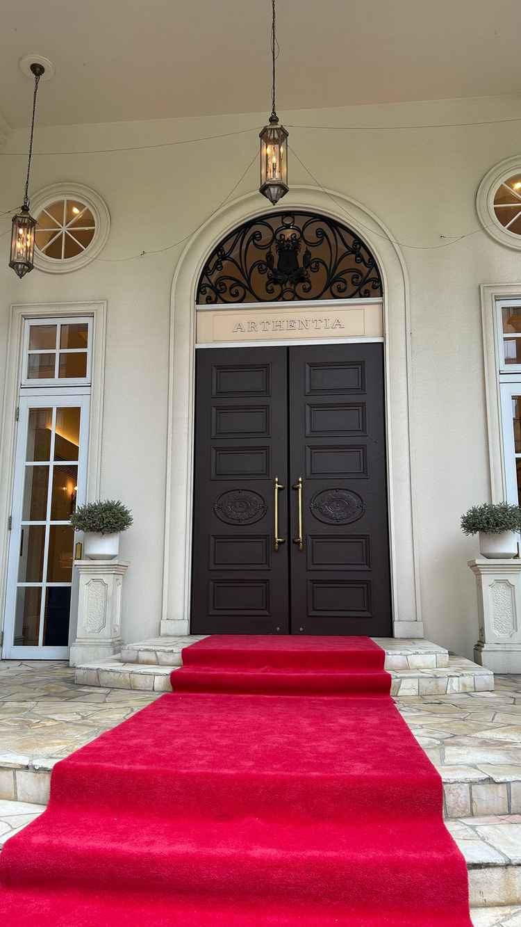 赤い絨毯が素敵な外観