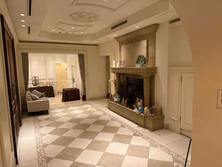 玄関から続く暖炉です。自由に飾り付けができるそうで、暖かみがあります。