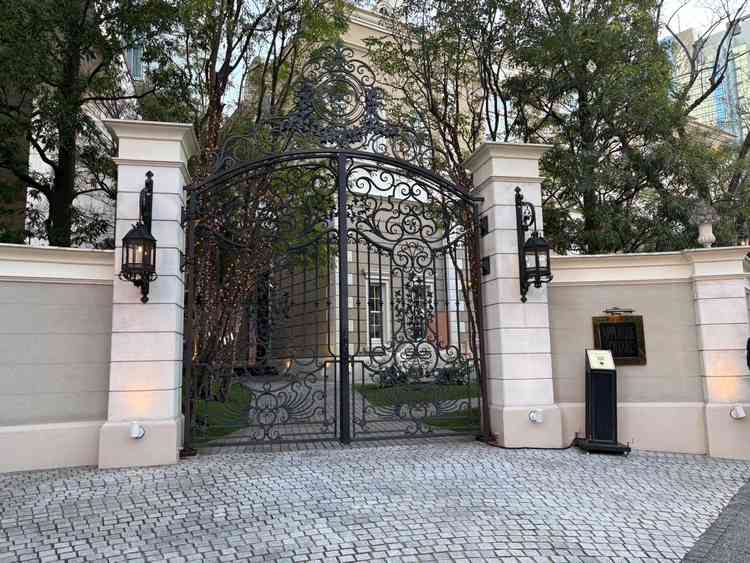 入り口の門が大きくて重厚感があり素敵だった。