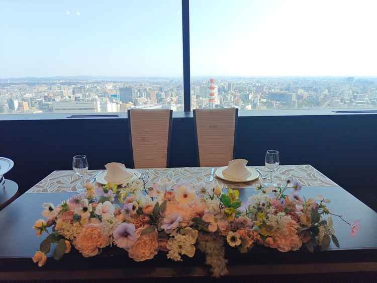 新郎新婦席のバックは、やはり絶景。夜景や夕暮などもとても綺麗そう。