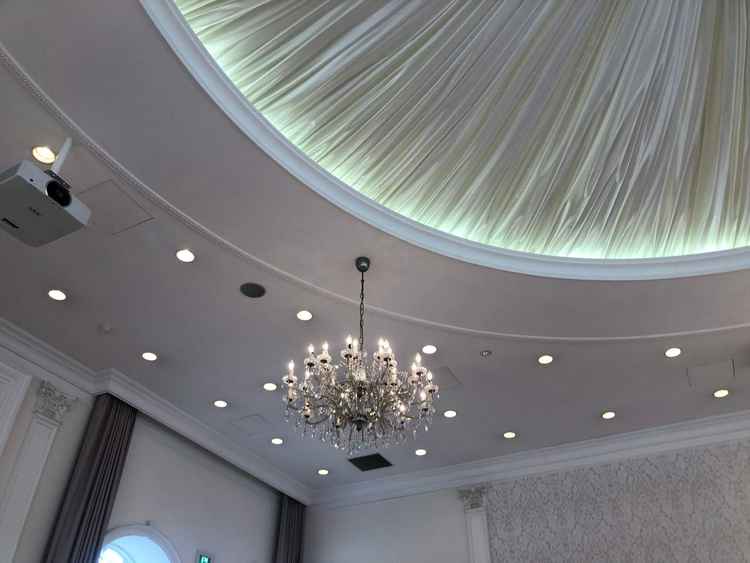 披露宴会場の天井とシャンデリア