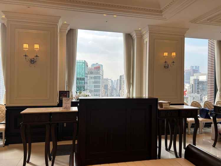 ゲストの待合室は窓が大きく陽の光がたくさん入ってくるのでとても明るく過ごしやすいです。