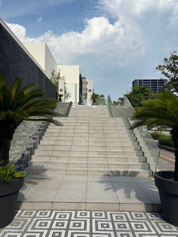 フラワーシャワーにもってこいのロケーション。夜にはライトアップもあり昼夜問わず綺麗な場所