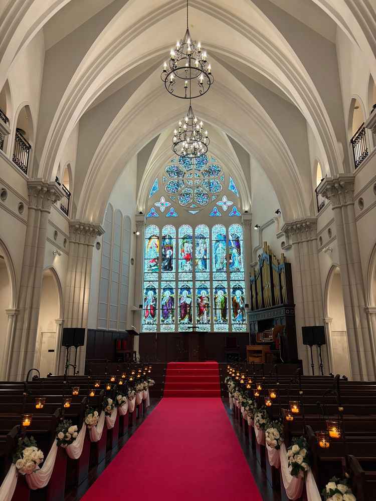 挙式場。ドレスが綺麗に見えるように設計されている。