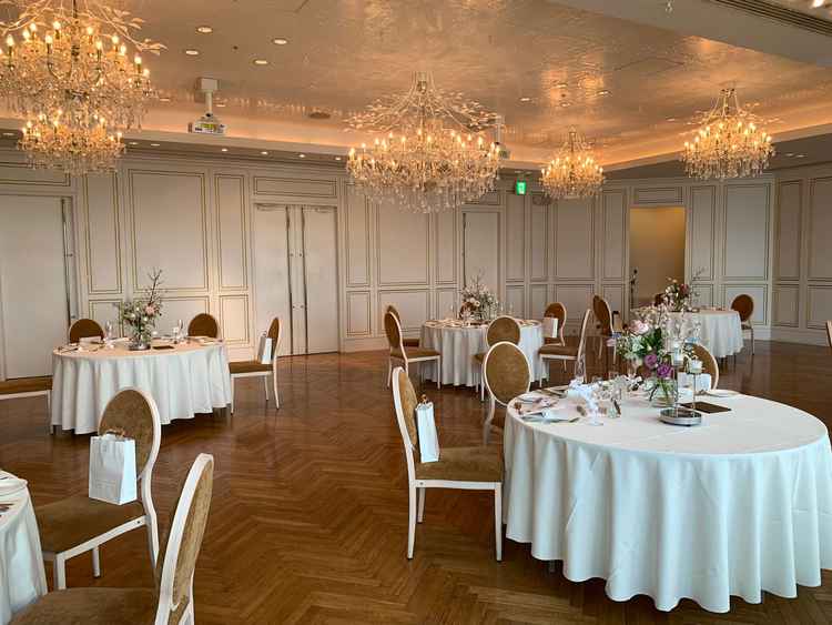 披露宴会場です。2種類あったうちの壁が白い可愛い系のお部屋でシャンデリアが印象的でした。