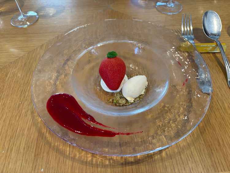 デザートは見た目も可愛く、サプライズ的な演出もありとても良かったです。