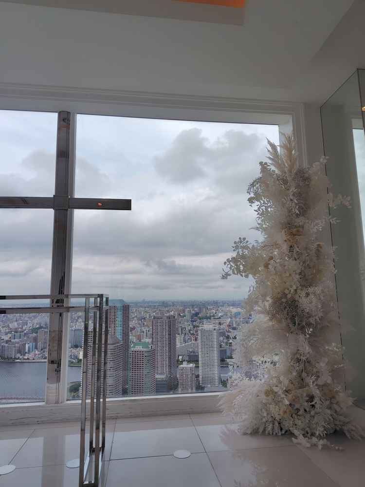 白を基調としたチャペルに高層階の景色がよく合います。晴天の日はさらに絶景になりそうです。