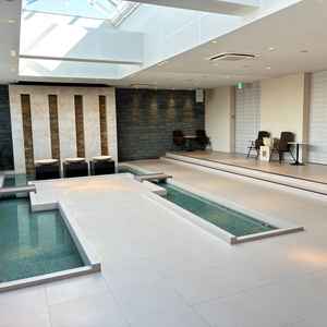 ブーケトスや人前式の会場です。明るく綺麗でした。火が噴射される演出ができるそうです。