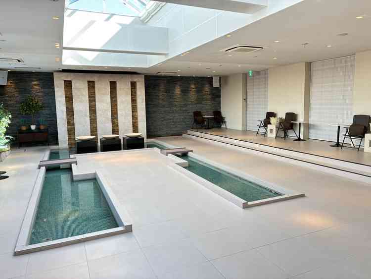 ブーケトスや人前式の会場です。明るく綺麗でした。火が噴射される演出ができるそうです。