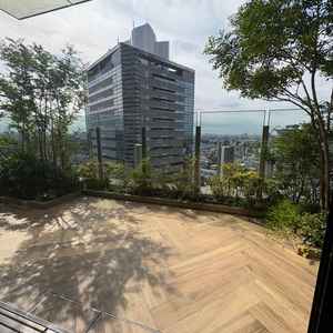 ゲスト用のウェイティングルームから見える景色が絶景で、都会にある高層ホテルならではといった印象。