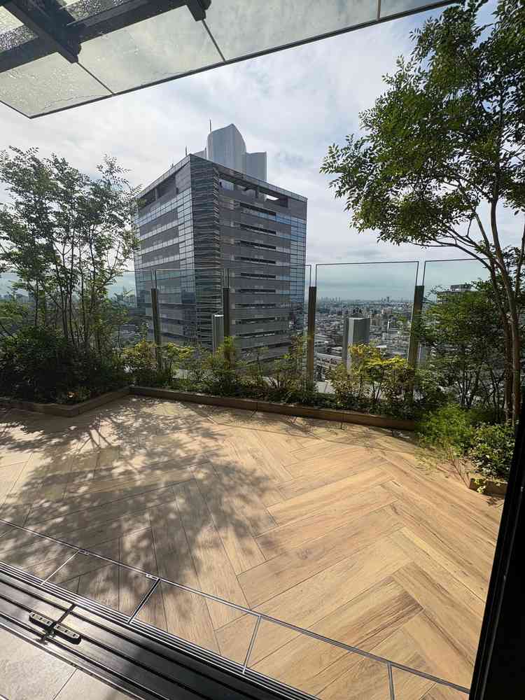 ゲスト用のウェイティングルームから見える景色が絶景で、都会にある高層ホテルならではといった印象。