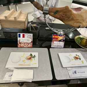 ウェルカムパーティー用のハムの食べ放題は迫力がありました。